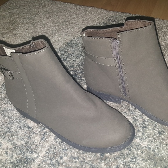 Gray booties (children's 4/woman's 6) - Picture 2 of 3